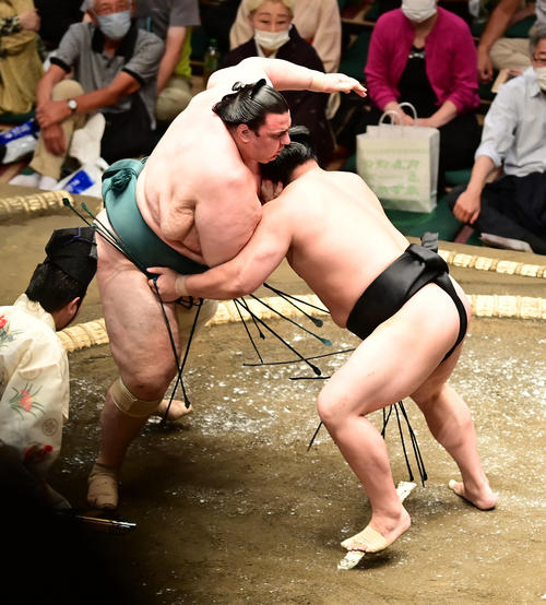 若元春（右）は碧山を押し出しで破る（撮影・小沢裕）