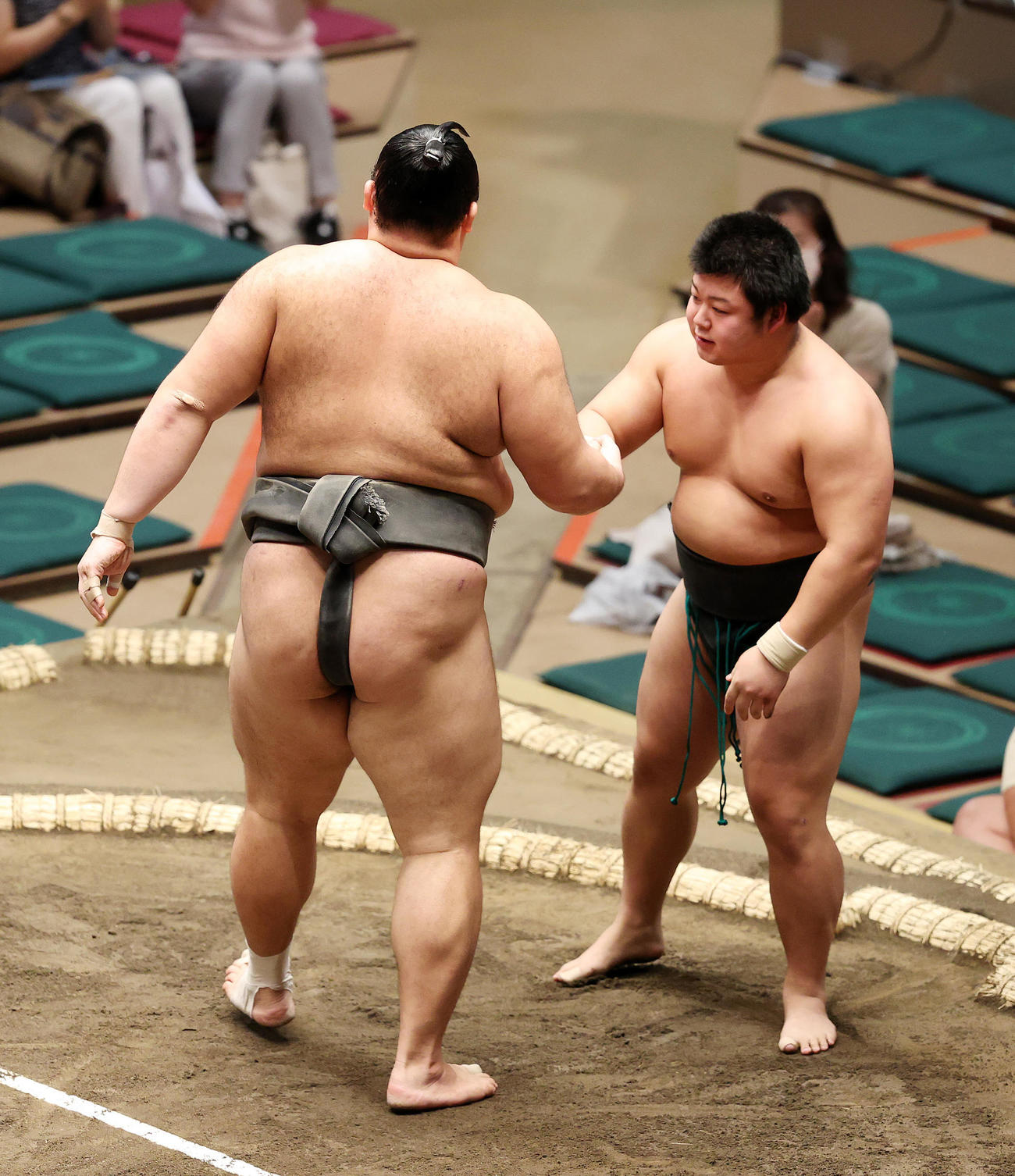 朝乃山（左）の手を借り立ち上がる川副（撮影・鈴木正人）