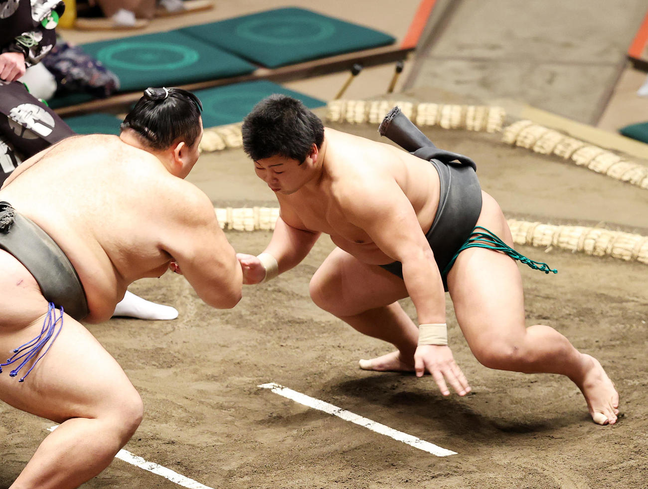 朝乃山（左）に鋭い立ち合いでぶつかる川副（撮影・鈴木正人）