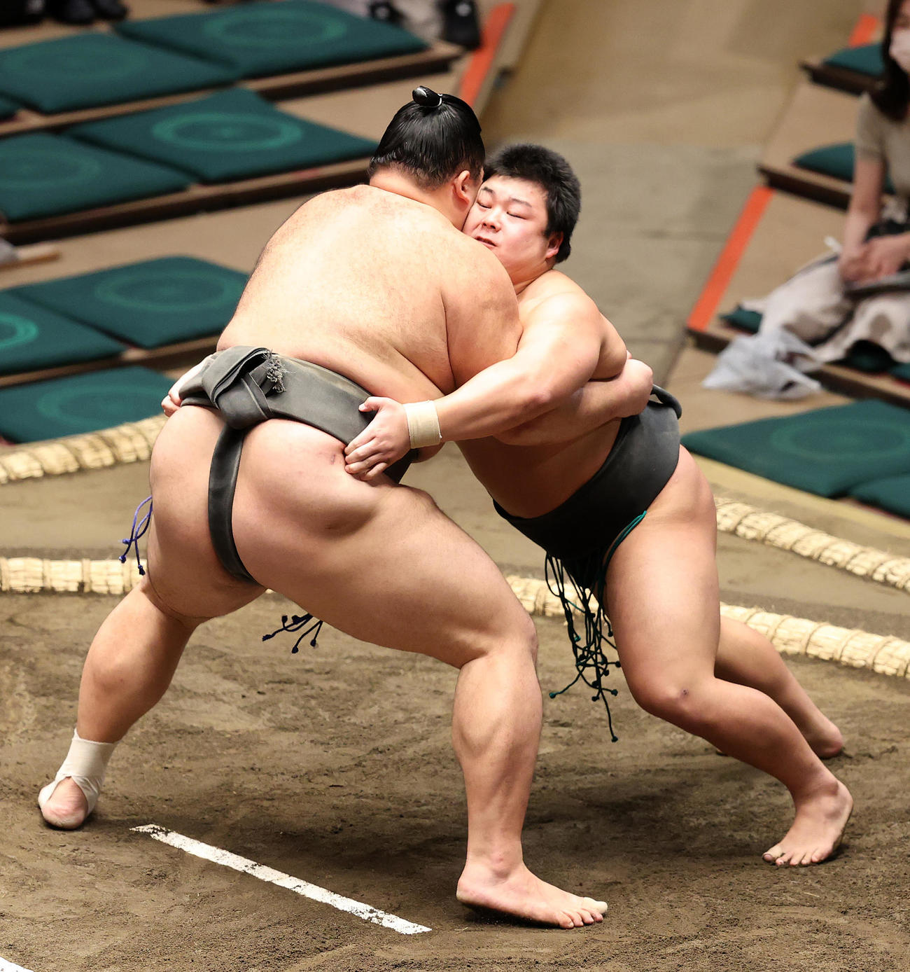 朝乃山（左）に攻められる川副（撮影・鈴木正人）