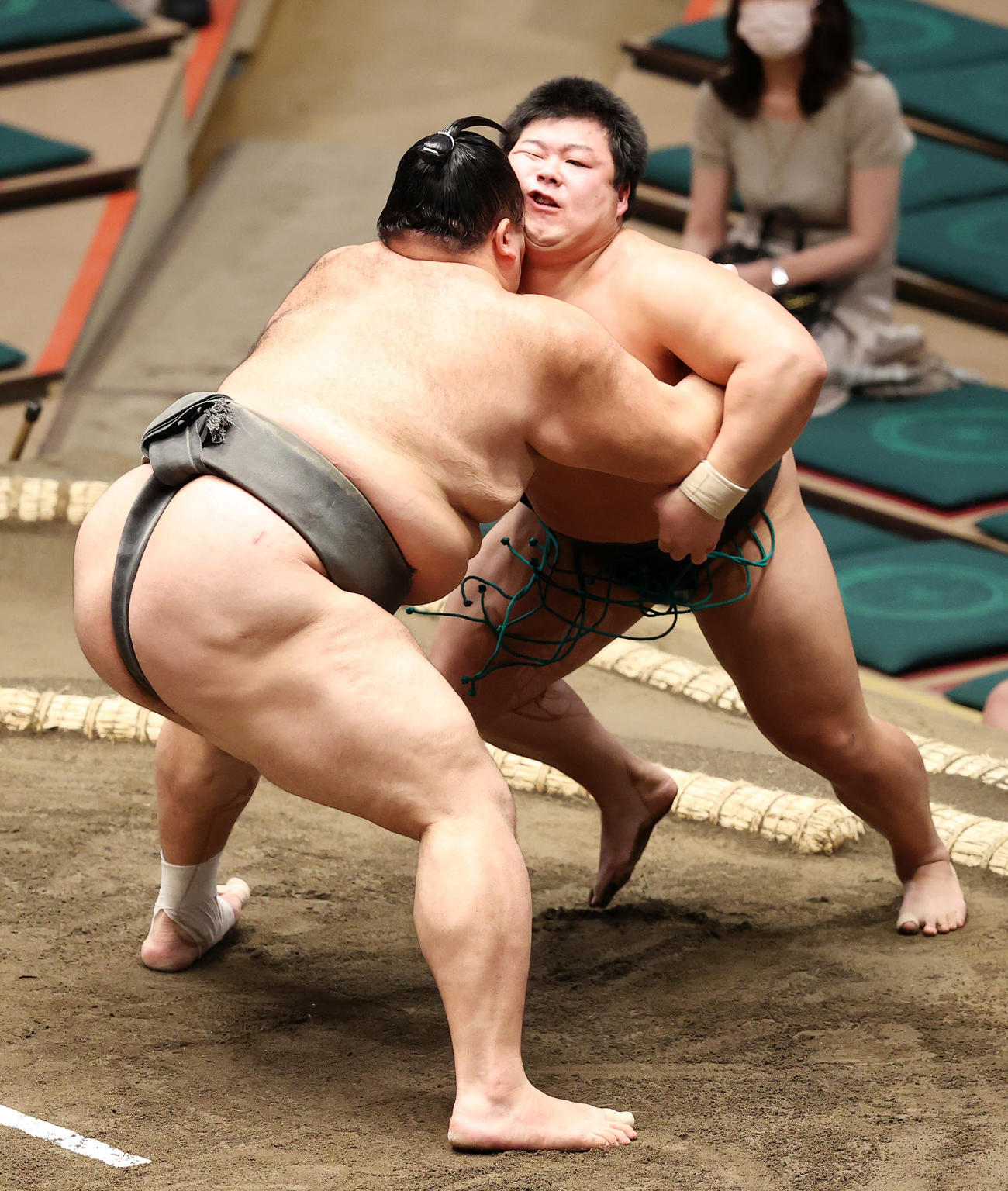 朝乃山（左）に攻められる川副（撮影・鈴木正人）