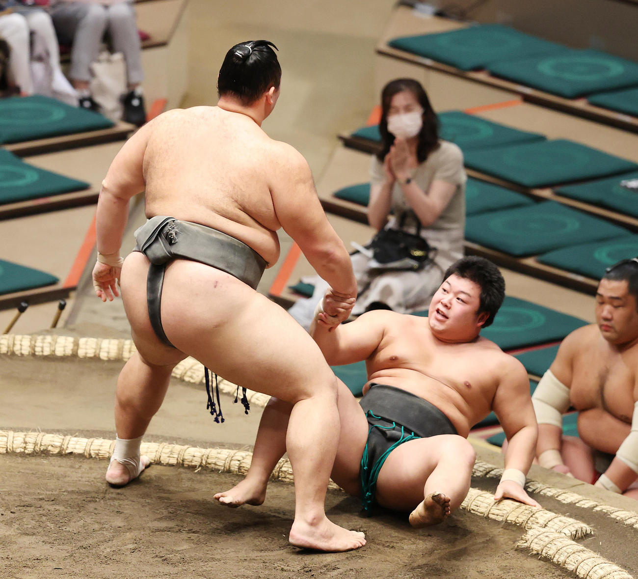 朝乃山（左）の手を借り立ち上がる川副（撮影・鈴木正人）