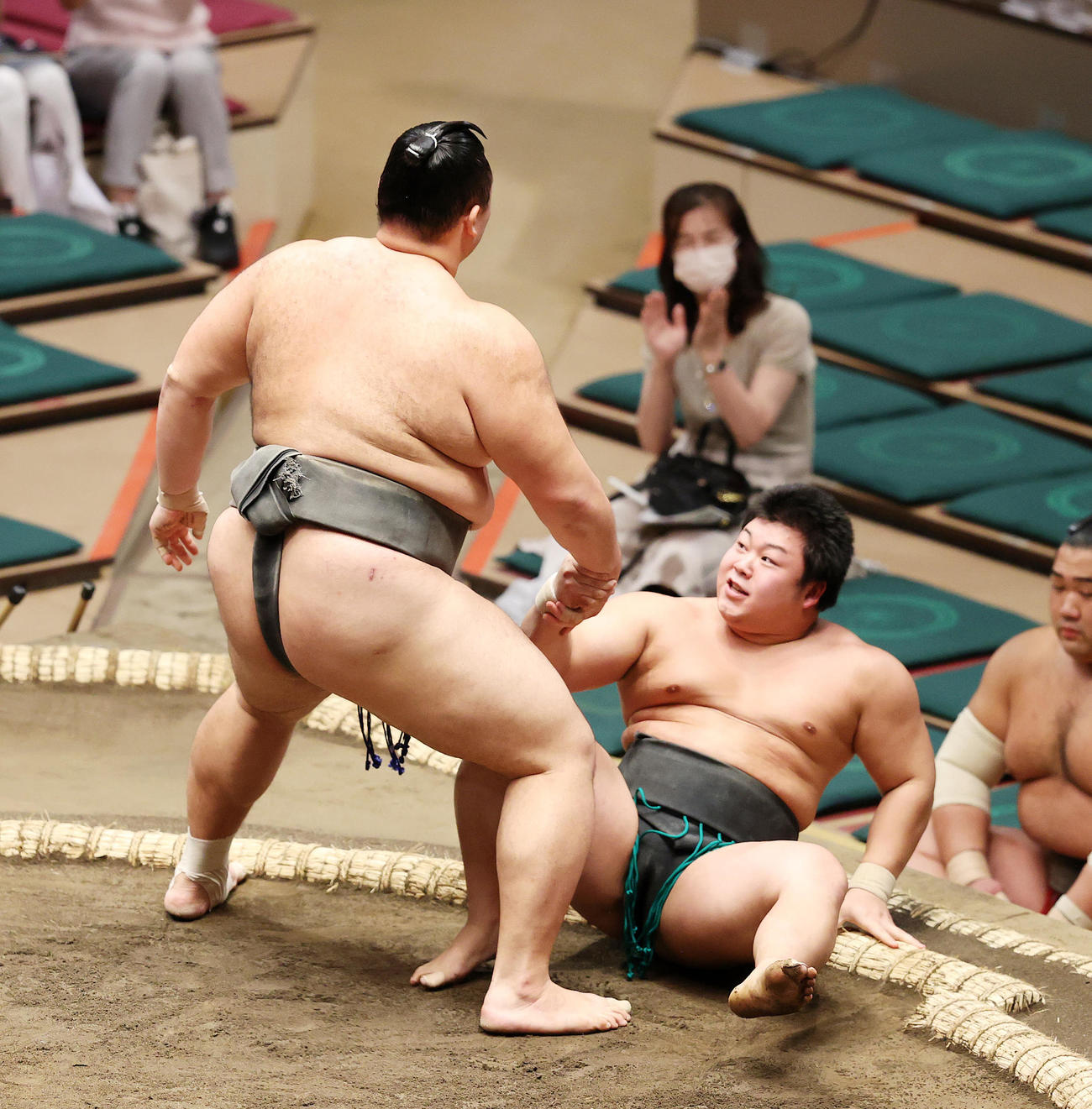 朝乃山（左）の手を借り立ち上がる川副（撮影・鈴木正人）