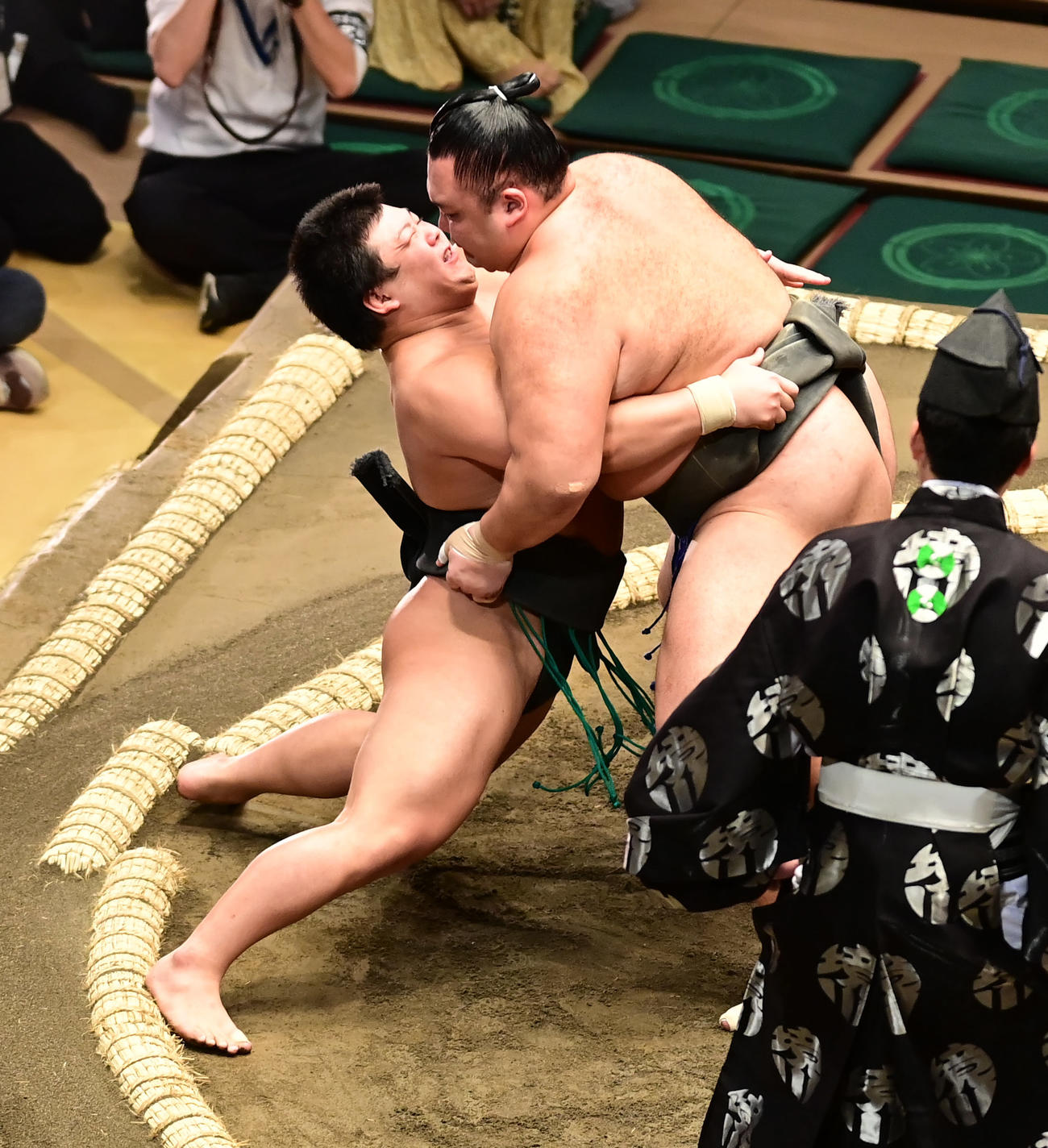 朝乃山（右）は幕下付け出し格でデビューした川副を寄り倒しで破る（撮影・小沢裕）