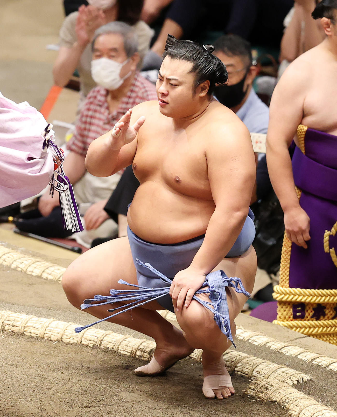 懸賞金を受け取る翔猿（撮影・鈴木正人）