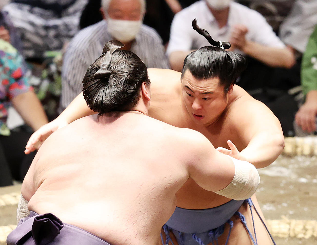 照ノ富士（左）を攻める翔猿（撮影・鈴木正人）