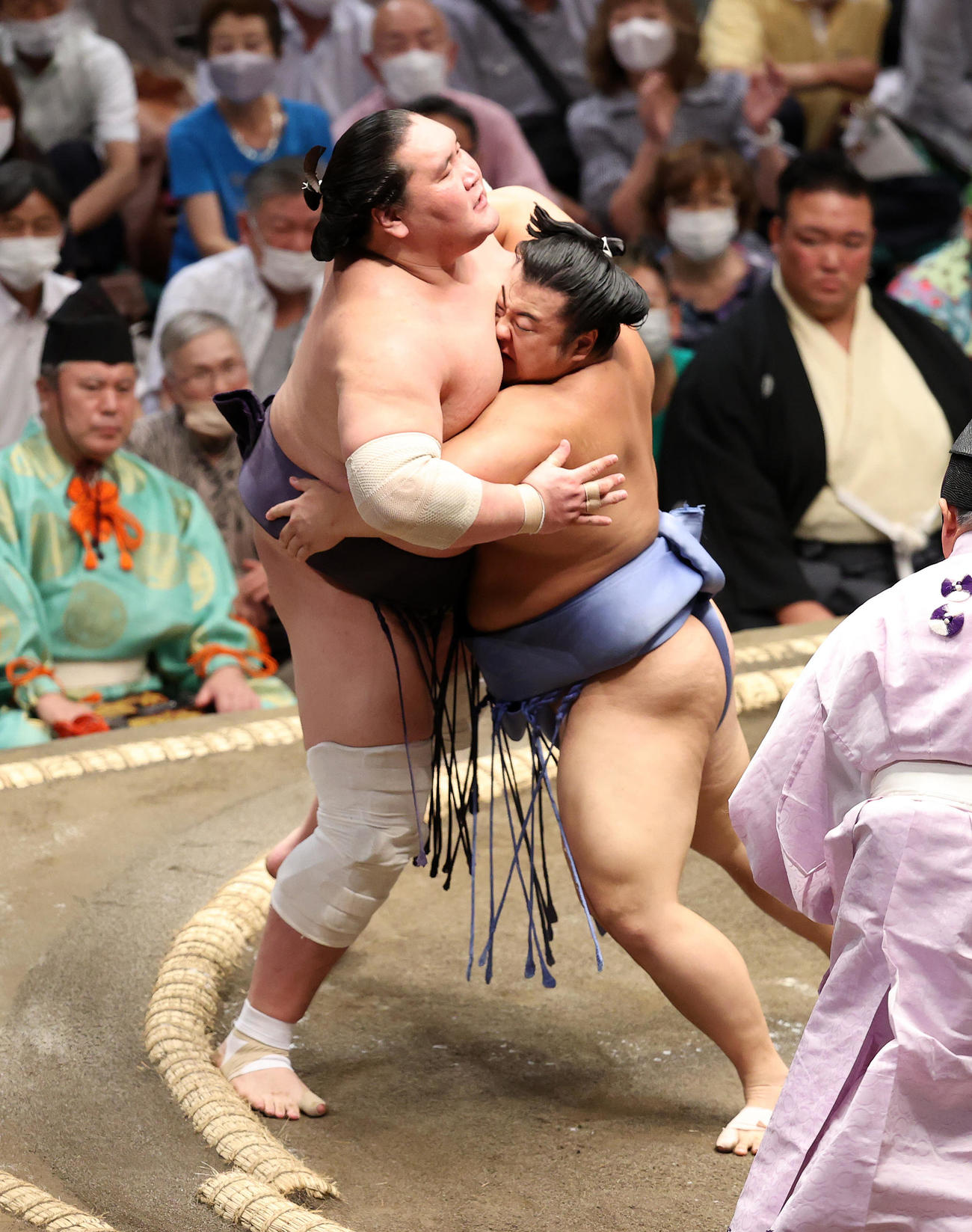 照ノ富士（左）を寄り切りで破る翔猿（撮影・鈴木正人）