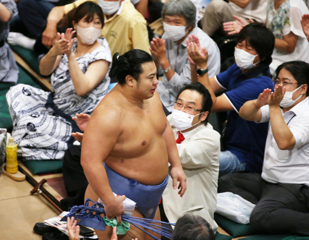 照ノ富士を破り拍手を受けながら土俵を後にする翔猿（撮影・宮地輝）