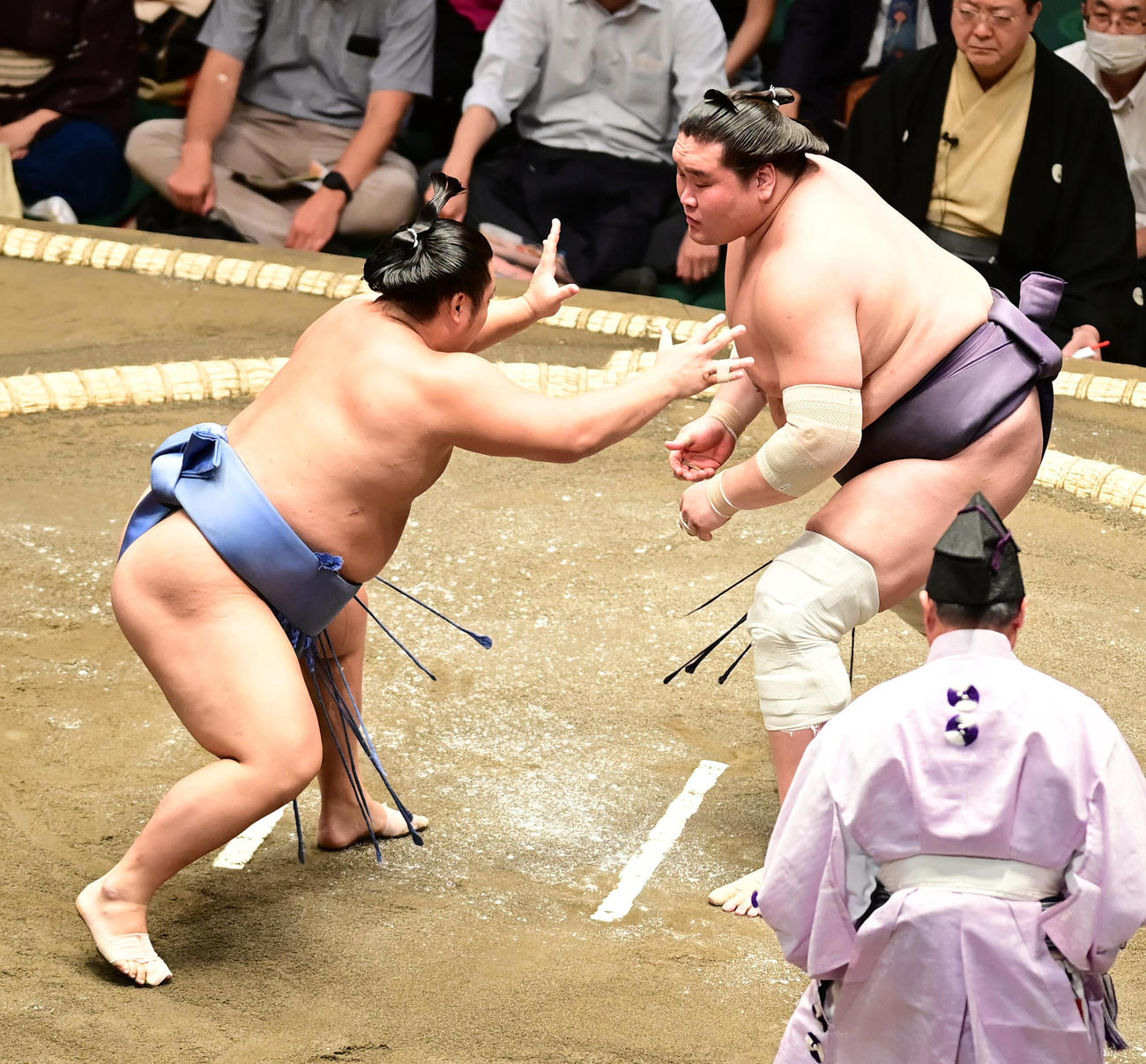 照ノ富士（右）を威嚇する翔猿（撮影・小沢裕）