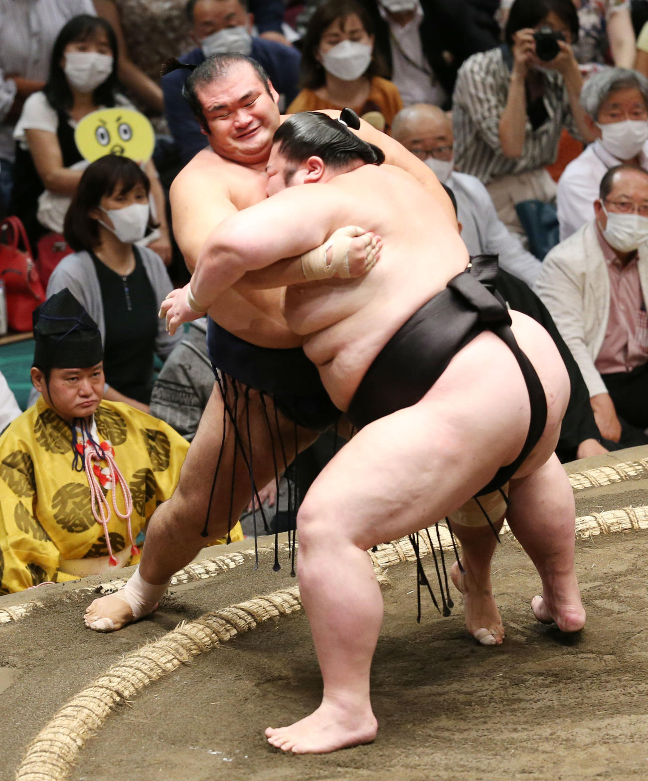 剣翔（手前）は寄り切りで千代の国を破る（撮影・宮地輝）