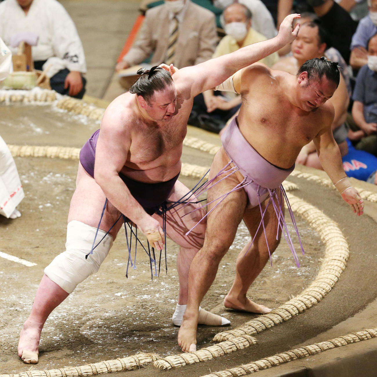 栃ノ心（左）は寄り切りで琴恵光を破る（撮影・宮地輝）