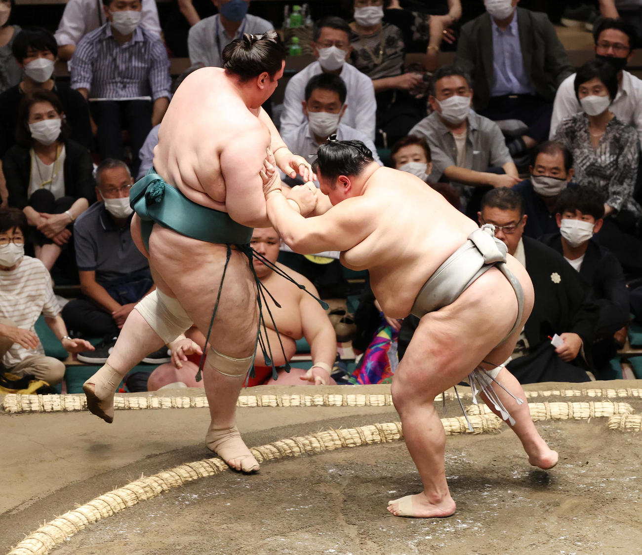碧山（左）を押し出しで破る北勝富士（撮影・鈴木正人）