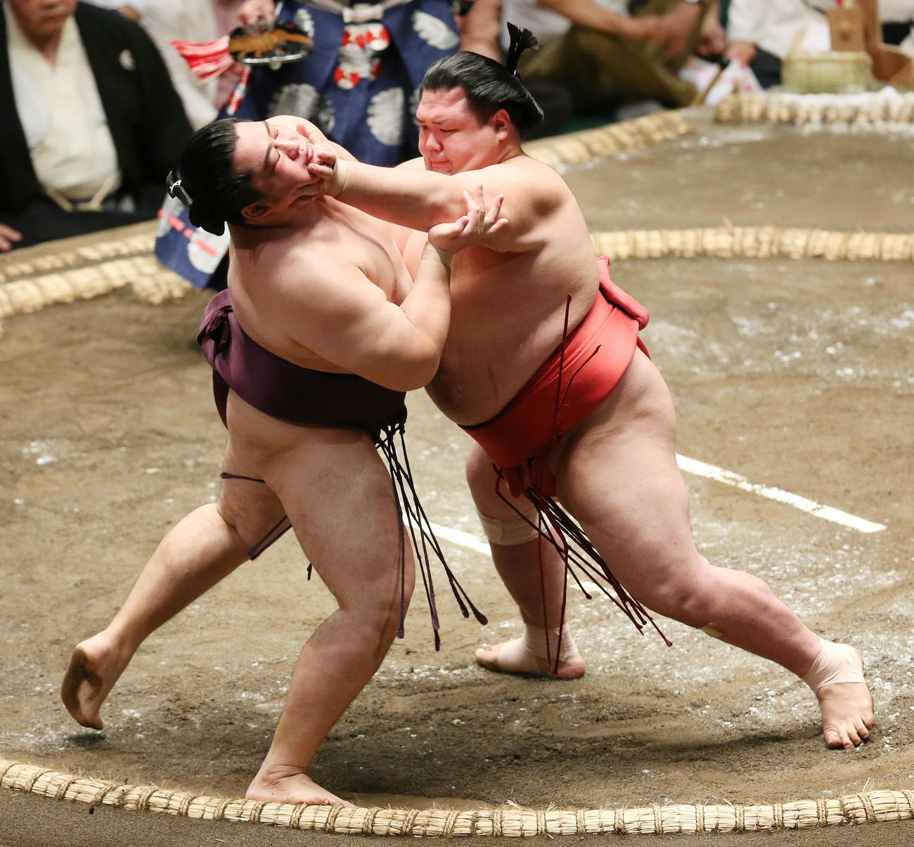阿武咲（右）は押し出しで遠藤を破る（撮影・宮地輝）