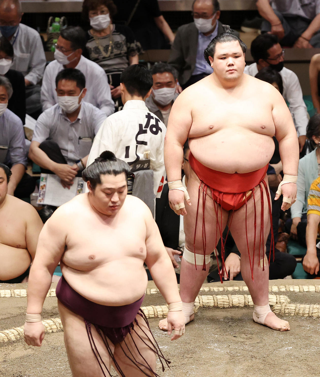 遠藤（左）を押し出しで破った阿武咲（撮影・鈴木正人）