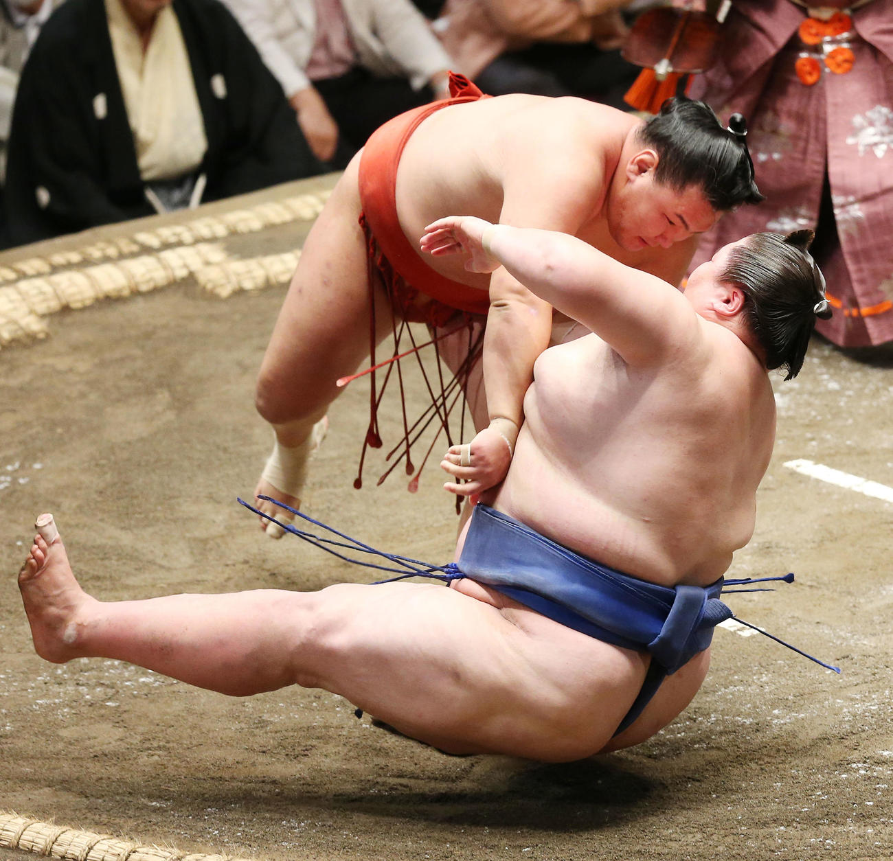 豊昇龍（後方）は外掛けで逸ノ城を破る（撮影・宮地輝）