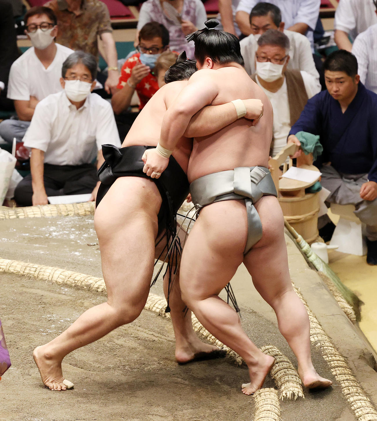若隆景（右）を寄り切りで破る霧馬山（撮影・鈴木正人）