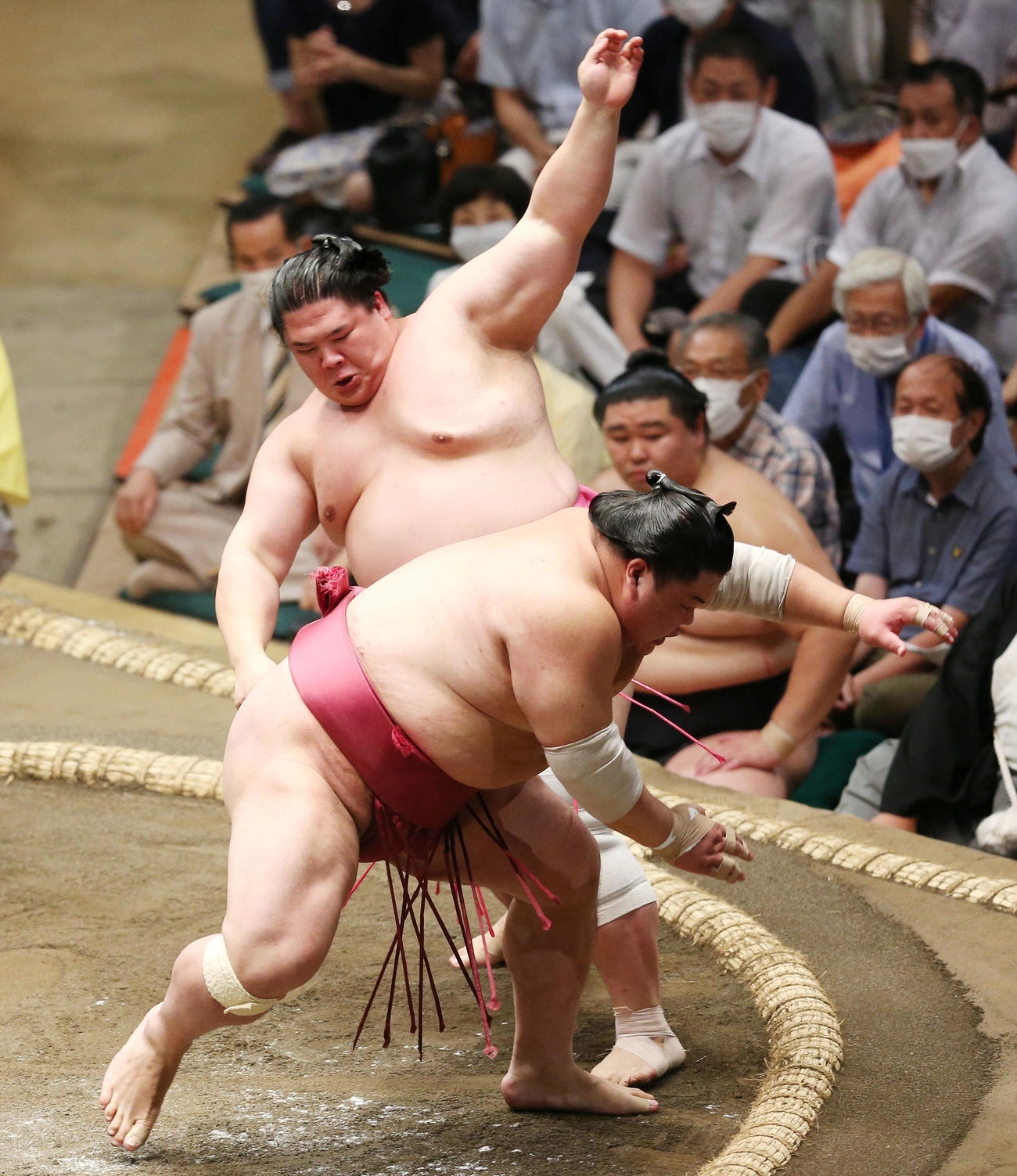 宇良（後方）は突き落としで大栄翔を破る（撮影・宮地輝）