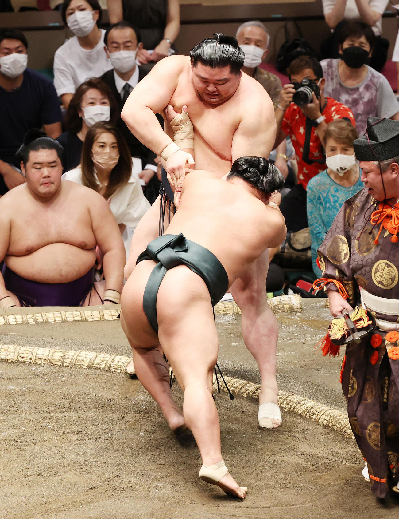 正代（後方）を寄り切りで破る翠富士（撮影・鈴木正人）