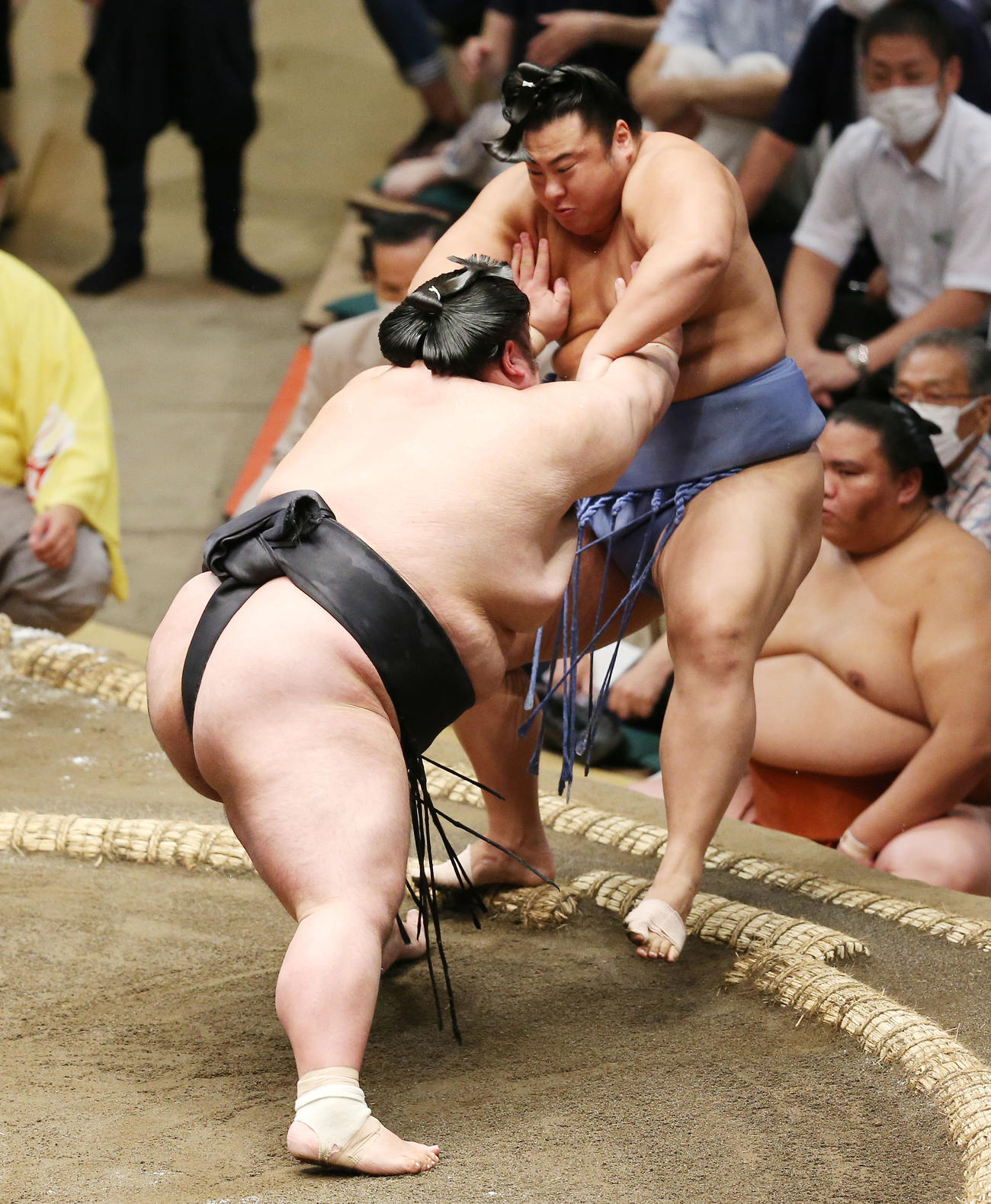 翔猿（右）は突き出しで貴景勝に敗れる（撮影・宮地輝）