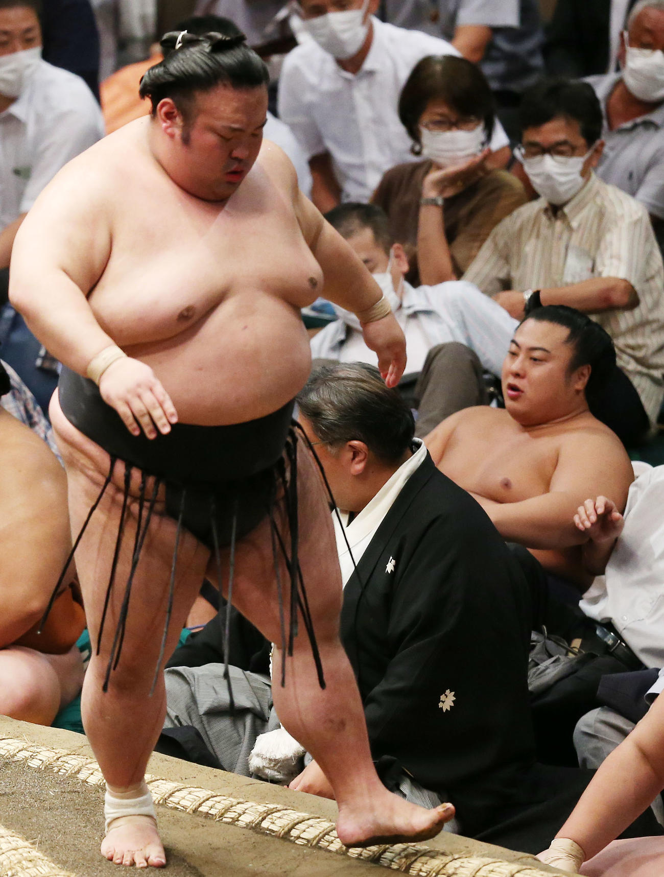 貴景勝（左）は突き出しで翔猿を破る（撮影・宮地輝）