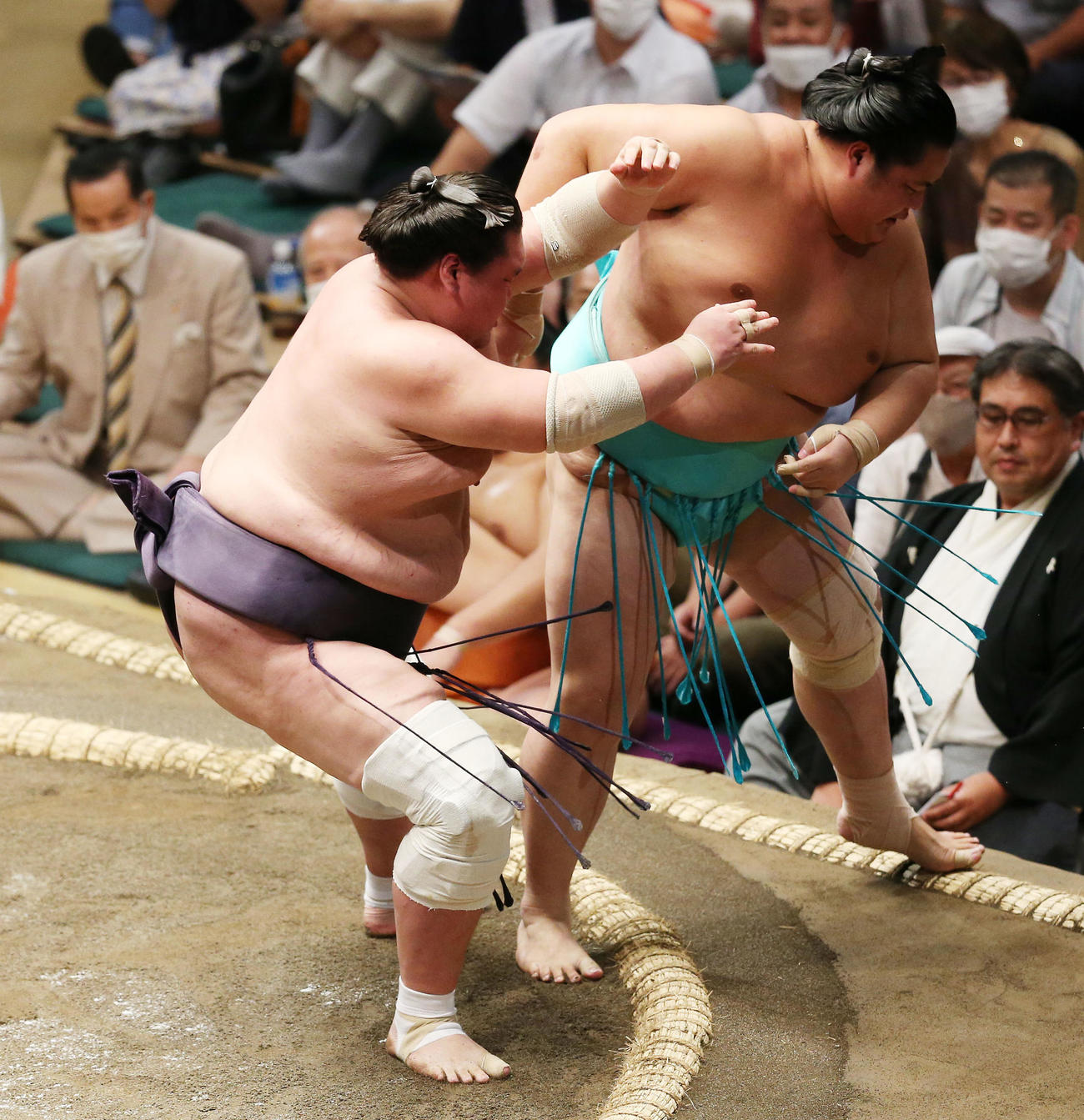 照ノ富士（左）は押し出しで琴ノ若を破る（撮影・宮地輝）