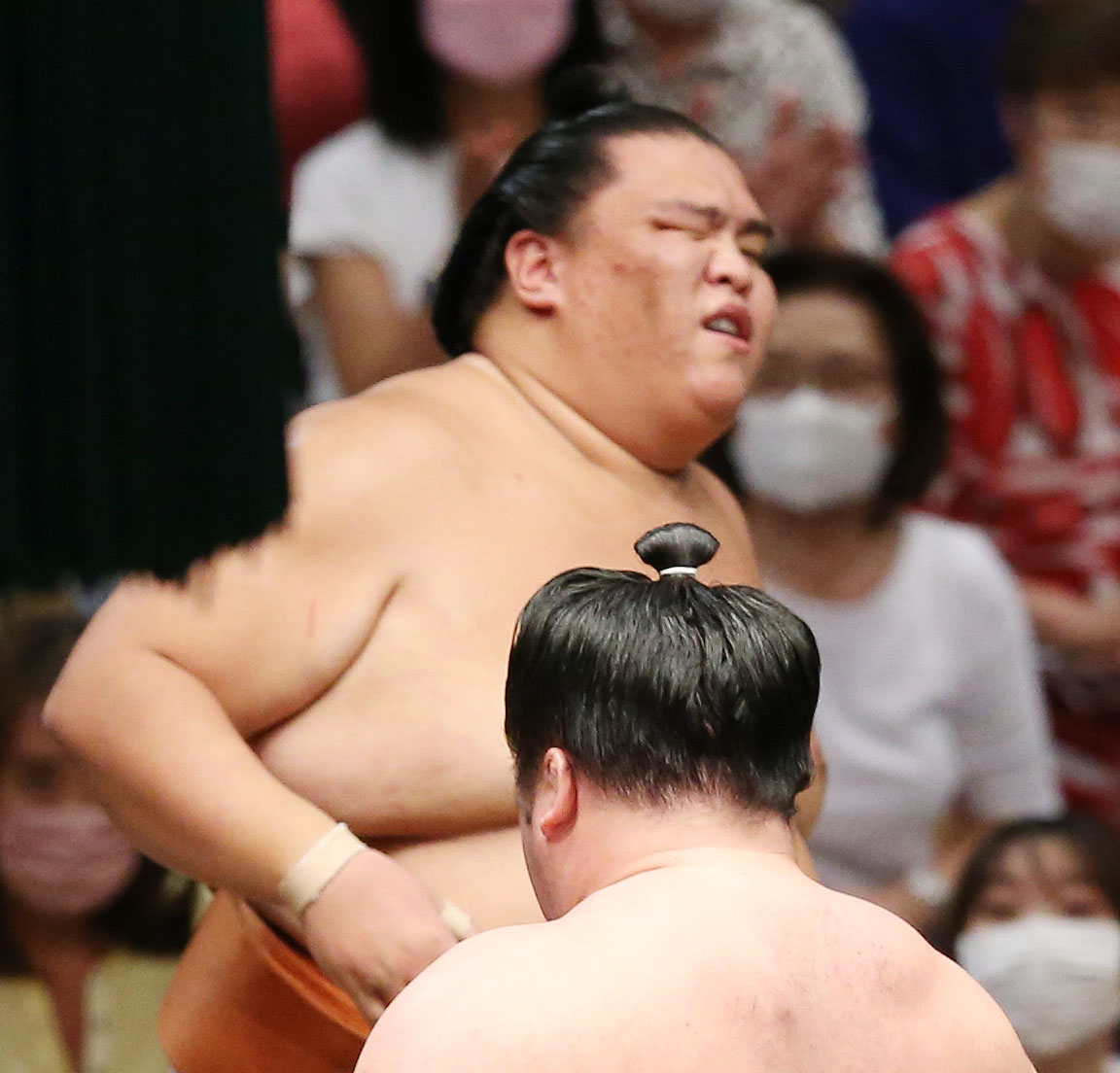 御嶽海は押し出しで明生に敗れる（撮影・宮地輝）