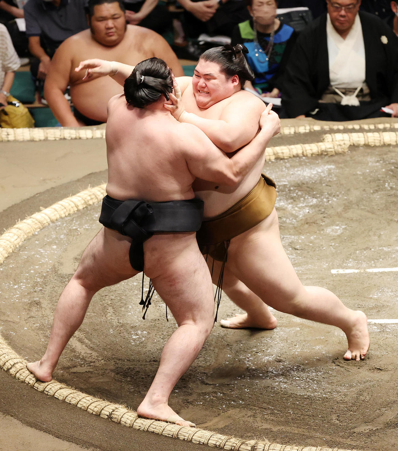 竜電（左）を押し倒しで破る王鵬（撮影・鈴木正人）