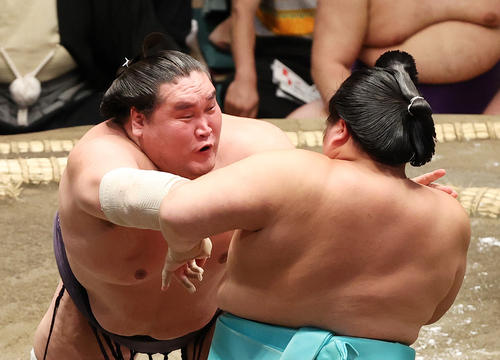 琴ノ若（右）を攻める照ノ富士（撮影・鈴木正人）