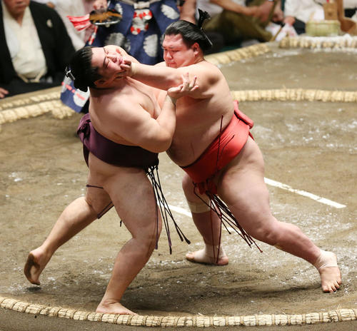 阿武咲（右）は押し出しで遠藤を破る（撮影・宮地輝）