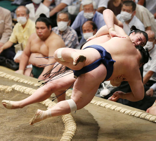 若元春（後方）はうっちゃりで宝富士を破る（撮影・宮地輝）