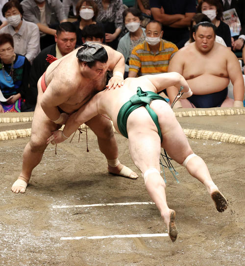 佐田の海（右）を肩すかしで破る高安（撮影・鈴木正人）