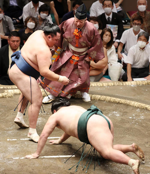 錦木（右）をはたき込みで破る玉鷲（撮影・鈴木正人）