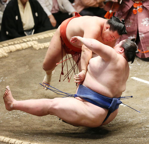 豊昇龍（後方）は外掛けで逸ノ城を破る（撮影・宮地輝）