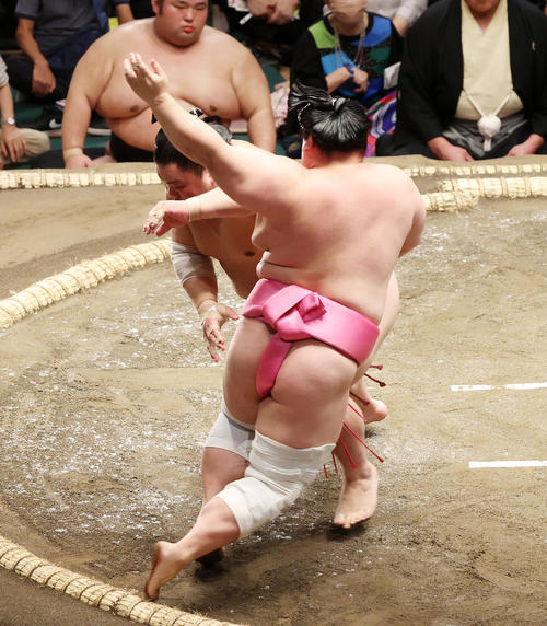 大栄翔（後方）を突き落としで破る宇良（撮影・鈴木正人）