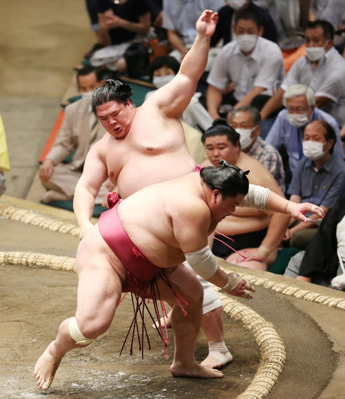 宇良（後方）は突き落としで大栄翔を破る（撮影・宮地輝）