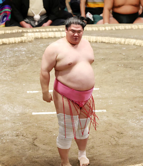 大栄翔を突き落としで破った宇良（撮影・鈴木正人）