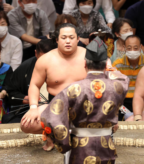 正代を寄り切りで破り勝ち名乗りを受ける翠富士（撮影・鈴木正人）