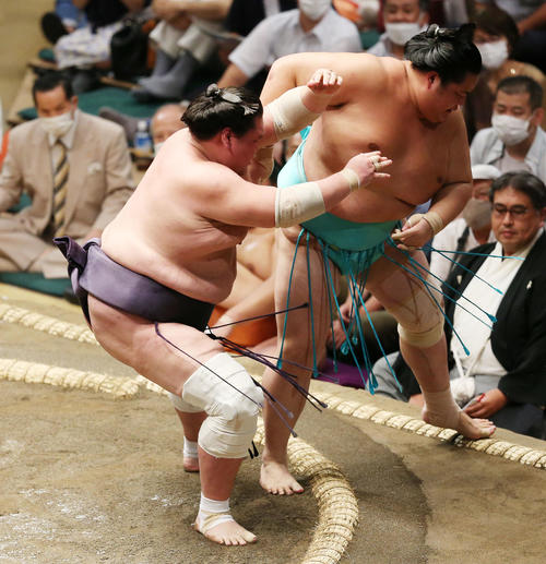 照ノ富士（左）は押し出しで琴ノ若を破る（撮影・宮地輝）