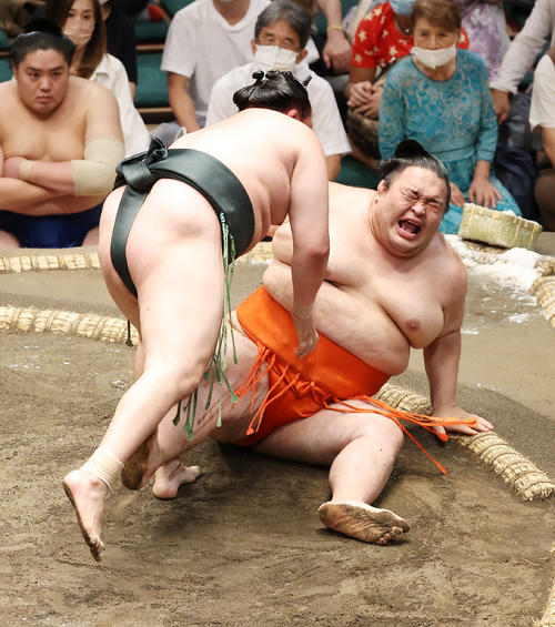 水戸龍（右）を外掛けで破る千代翔馬（撮影・鈴木正人）