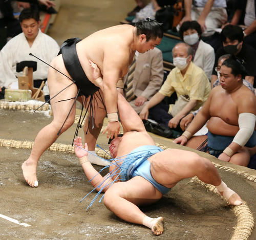 隠岐の海（左）は小手投げで琴勝峰を破る（撮影・宮地輝）
