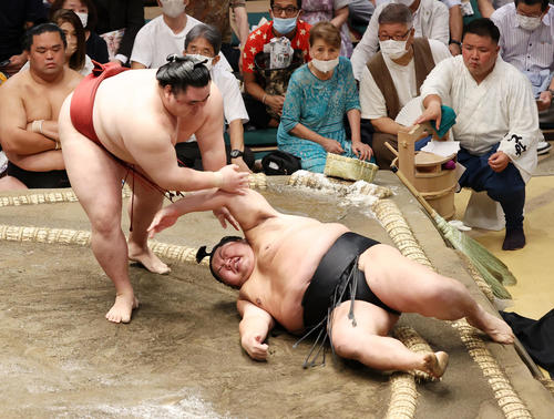 千代大龍（右）を突き落としで破る隆の勝（撮影・鈴木正人）