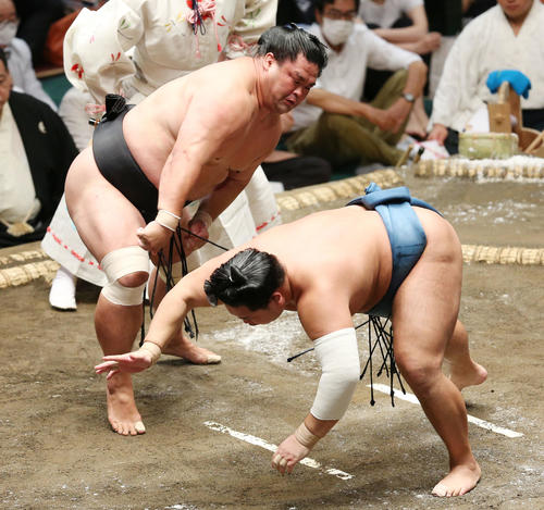 妙義龍（左）は肩透かしで錦富士を破る（撮影・宮地輝）