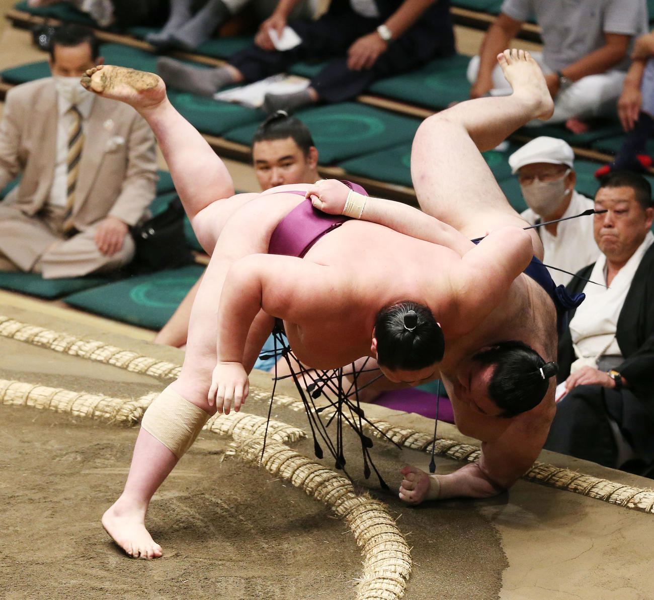 栃武蔵（左）は上手投げで豪ノ山を破る（撮影・宮地輝）