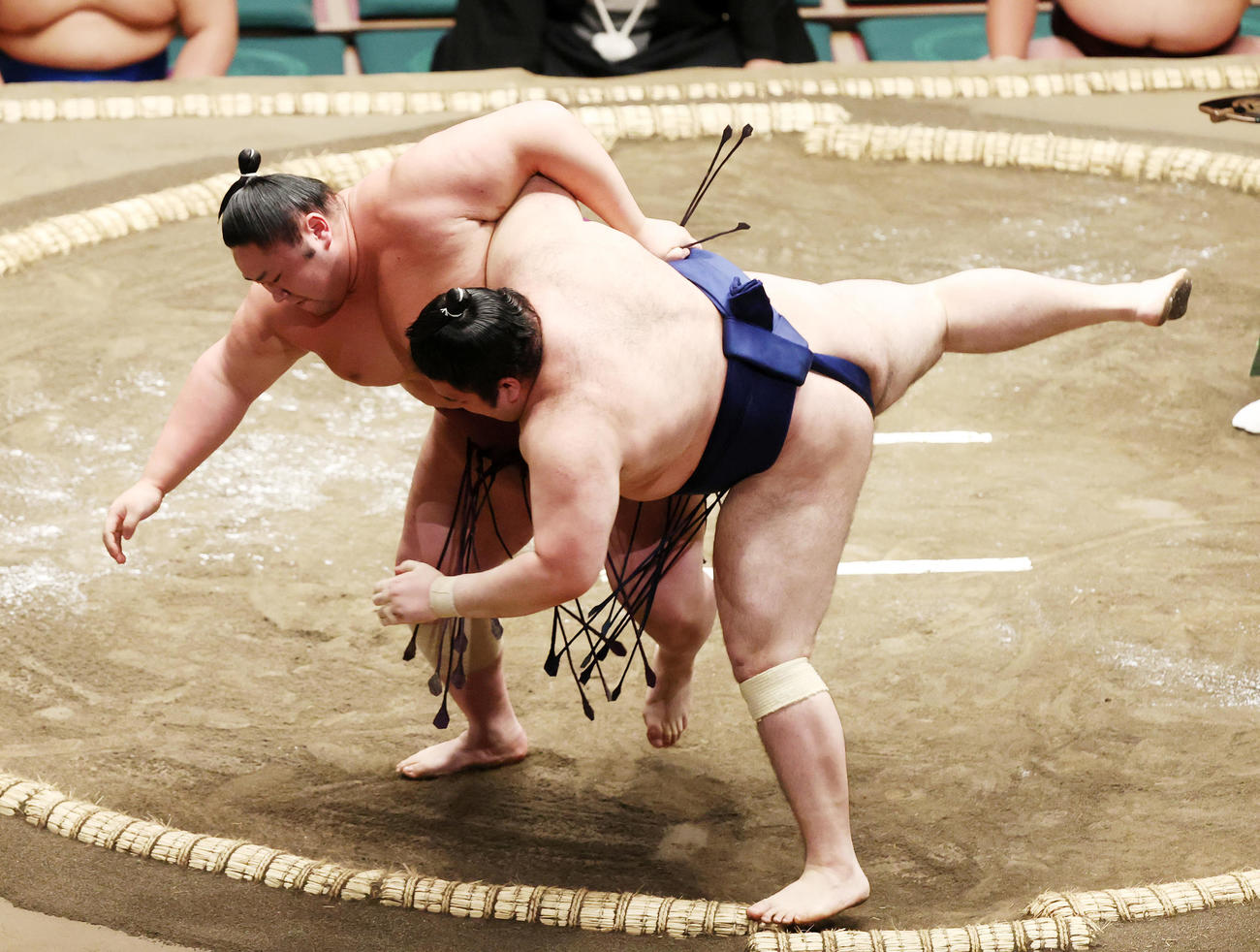 豪ノ山（手前）を上手投げで破る栃武蔵（撮影・鈴木正人）