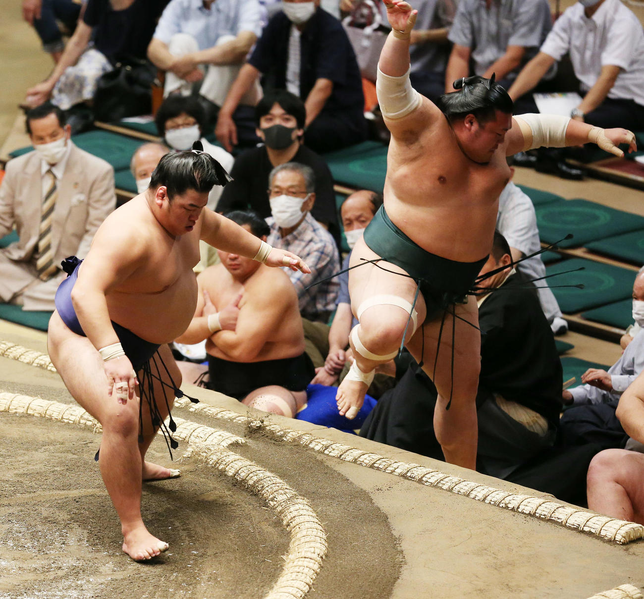 平戸海（左）は押し出しで豊山を破る（撮影・宮地輝）