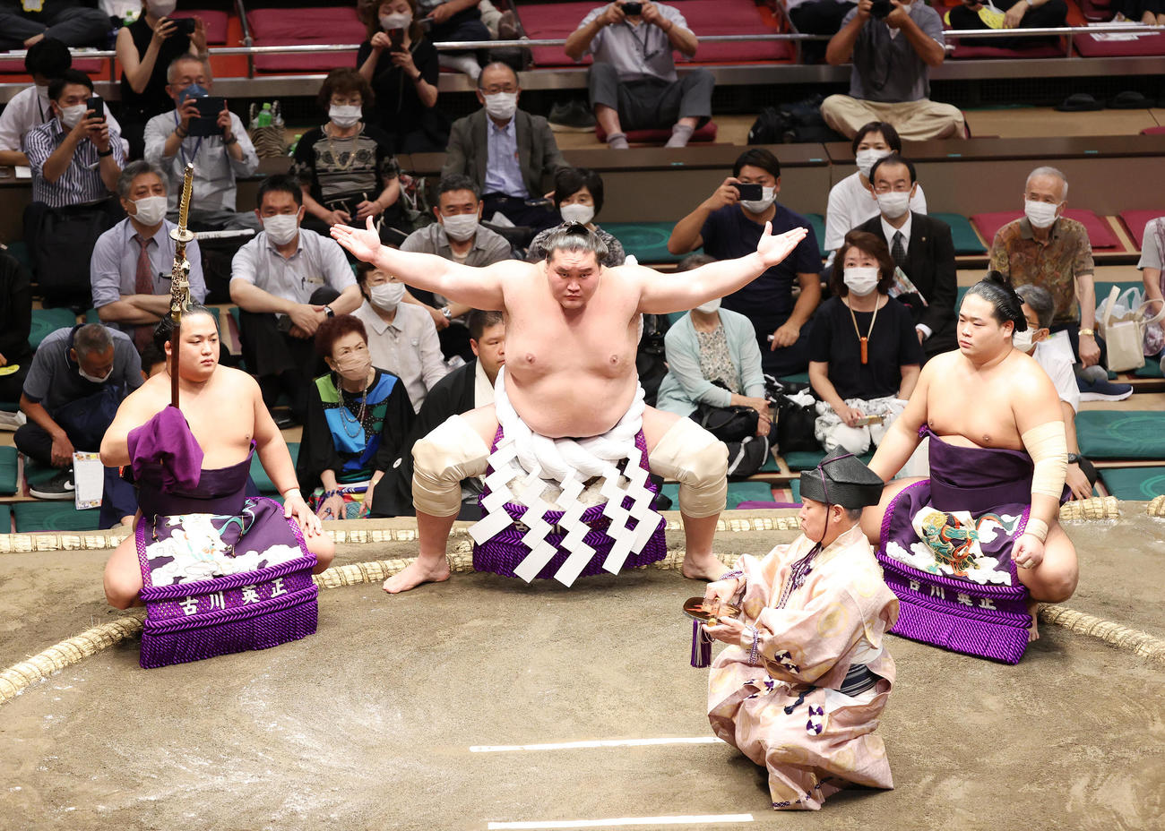 土俵入りする照ノ富士、露払いは錦富士、太刀持ちは翠富士、行司は式守伊之助（撮影・鈴木正人）