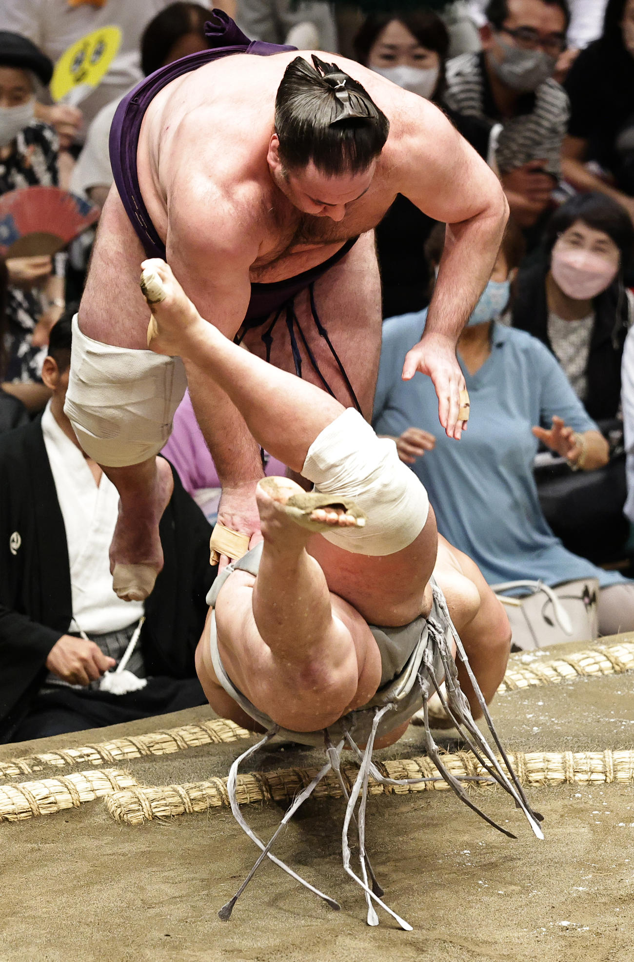 栃ノ心（上）を押し出しで破る北勝富士（撮影・中島郁夫）