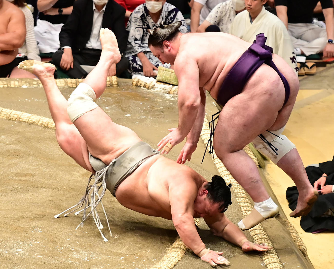 北勝富士（左）は栃ノ心を押し出しで破る（撮影・小沢裕）