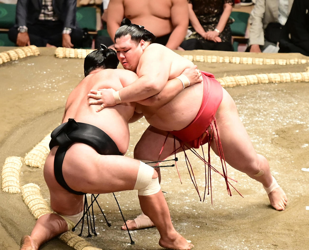 阿武咲（右）は妙義龍を上手投げで破る（撮影・小沢裕）