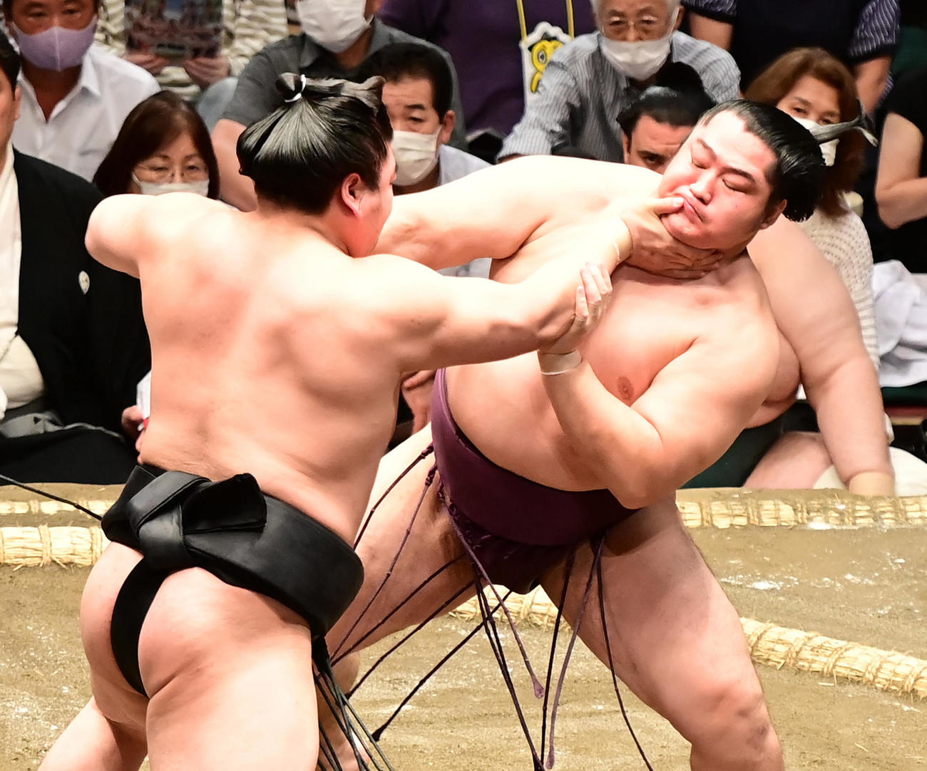 遠藤（右）をのど輪で攻める若元春（撮影・小沢裕）